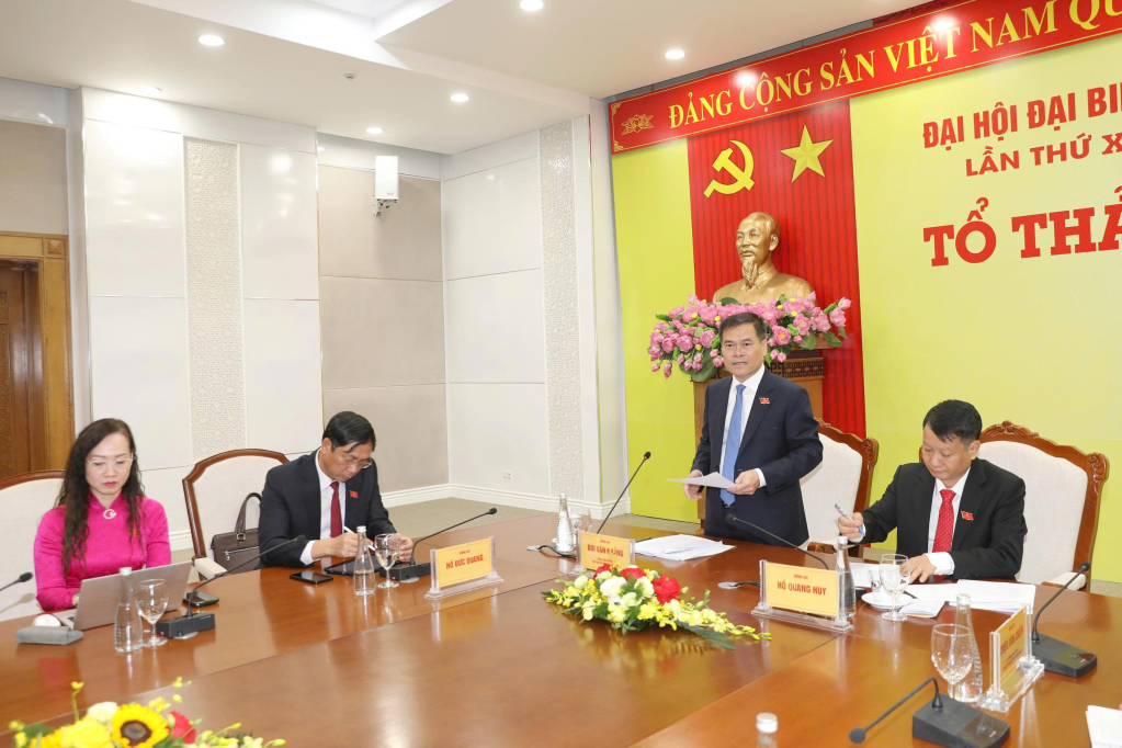 Đồng chí Bùi Văn Khắng, Phó Bí thư Tỉnh ủy, Chủ tịch UBND tỉnh phát biểu ý kiến tại Tổ thảo luận số 3. 