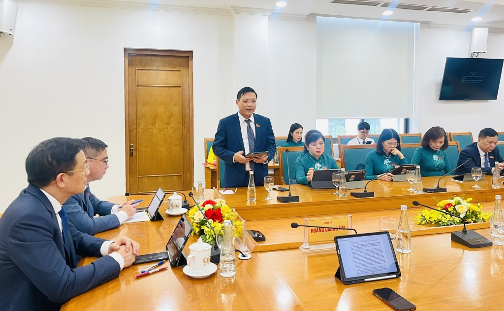 Đồng chí Nghiêm Xuân Cường, Phó Chủ tịch HĐND tỉnh (Tổ Thảo luận số 6)  khẳng định: Dự thảo Đại hội Đảng toàn quốc lần thứ XIV cho thấy một tinh thần đổi mới, Trung uơng không né tránh khó khăn và thẳng thắn chỉ ra các tồn tại, hạn chế. Dự thảo Văn kiện đã xác định rõ tầm nhìn, định hướng phát triển đất nước thời gian tới. T