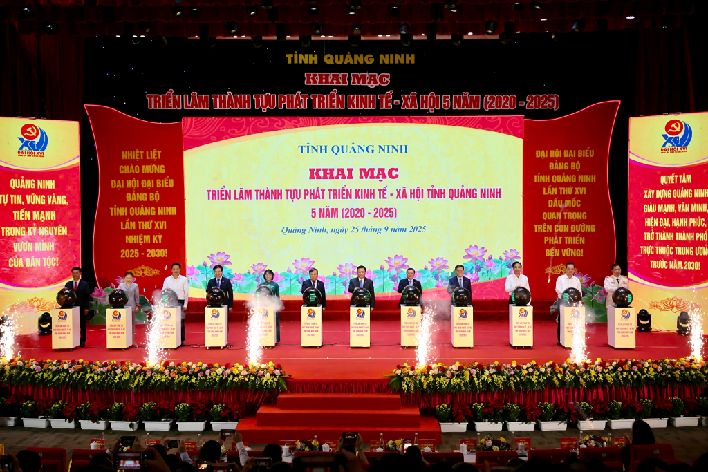 Các đại biểu bấm nút khai mạc triển lãm.