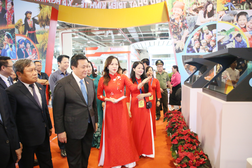 Các đại biểu tham quan không gian giới thiệu thành tựu kinh tế - xã hội tỉnh Quảng Ninh 5 năm (2025-2030)
