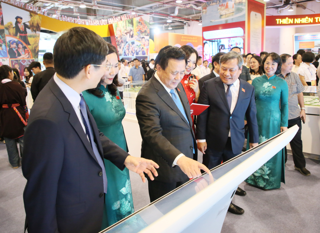 Các đại biểu tham quan, trải nghiệm ứng dụng khoa học công nghệ. 