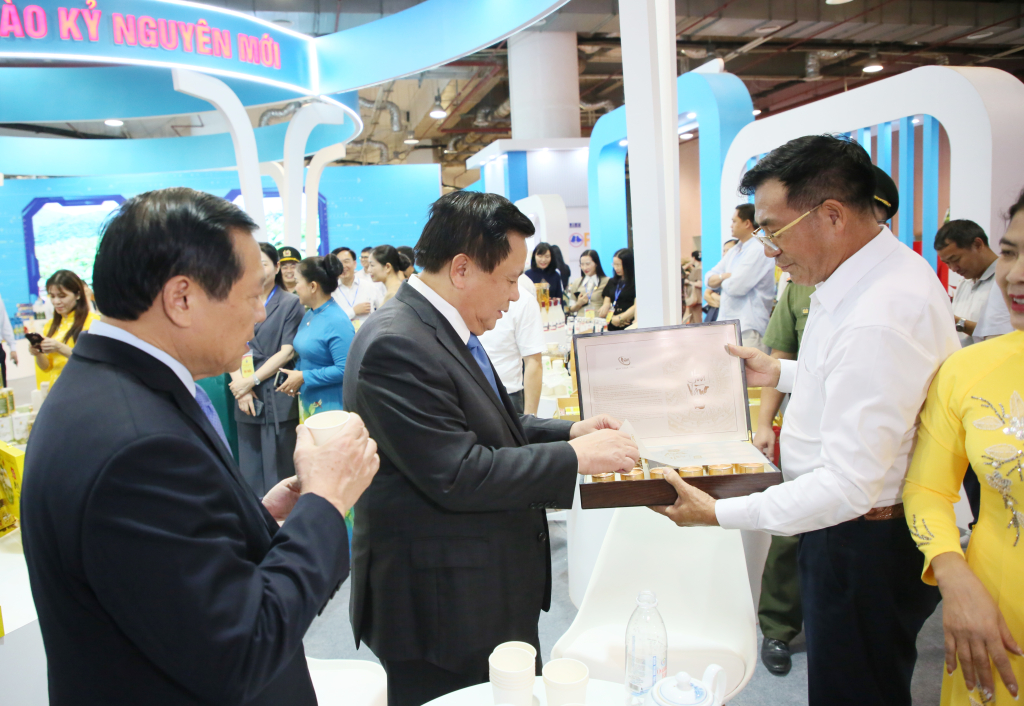 Các đại biểu tham quan gian trưng bày sản phẩm OCOP.