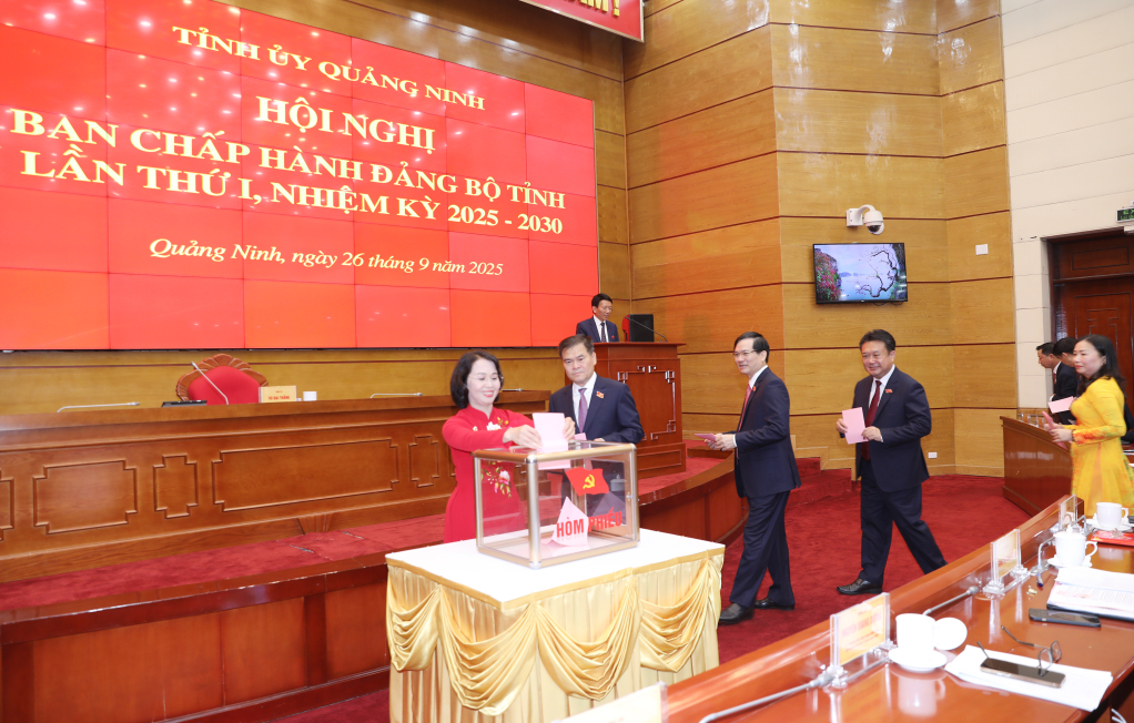 Các đại biểu bỏ phiếu bầu Ủy viên Ban Thường vụ Tỉnh ủy khóa XVI, nhiệm kỳ 2025-2030.