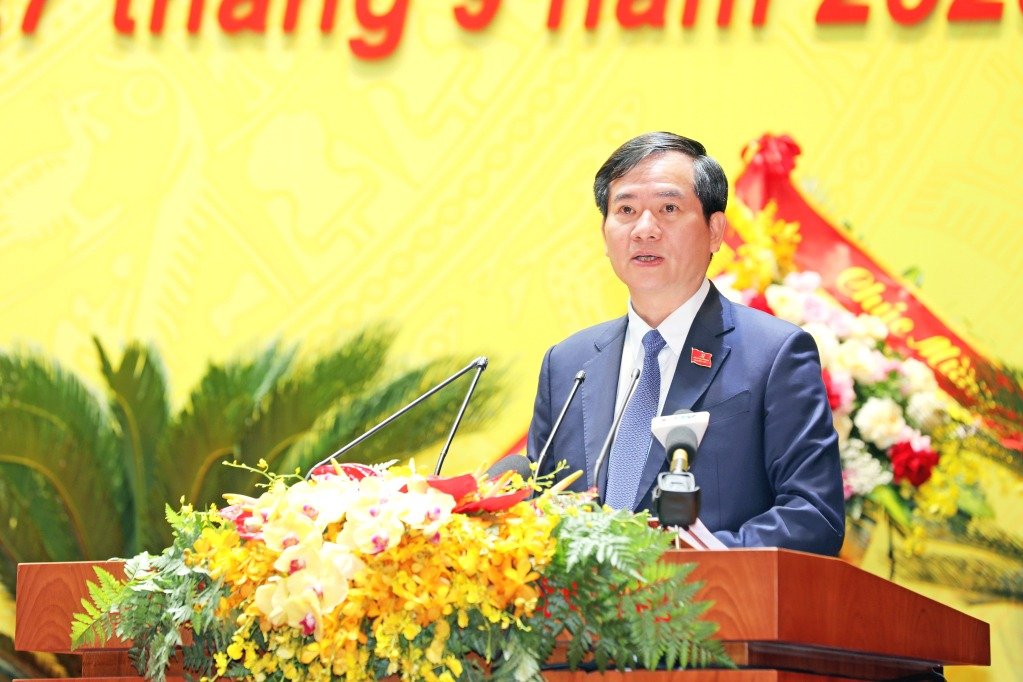 Đồng chí Vũ Quyết Tiến, Phó Bí thư Tỉnh uỷ báo cáo tổng hợp ý kiến của Ðảng bộ đóng góp vào dự thảo các văn kiện của Trung ương trình Ðại hội XIV của Ðảng.