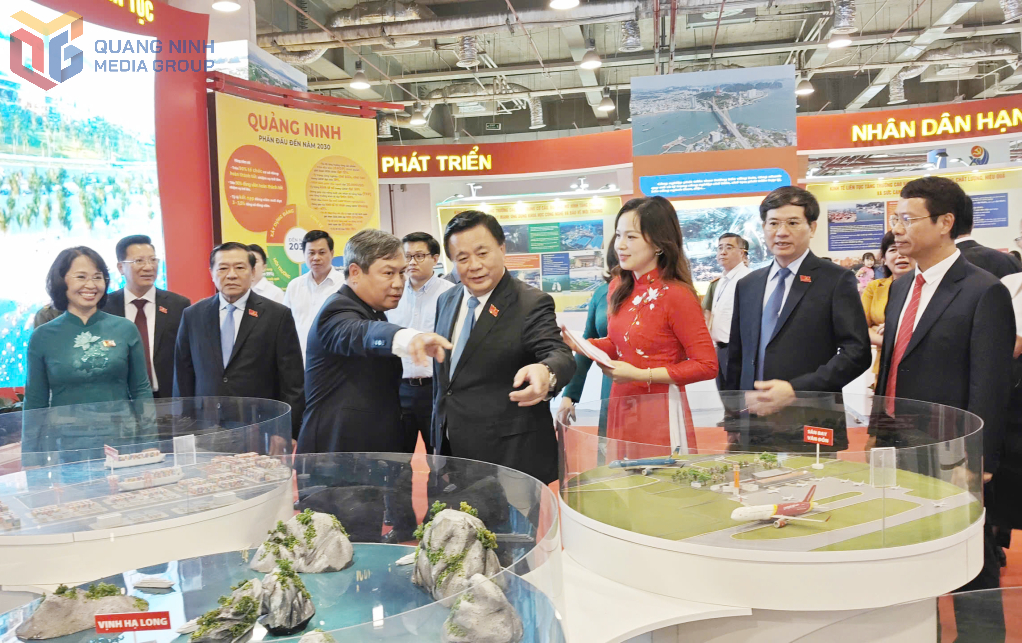 Các đại biểu Trung ương và tỉnh tham quan không gian triển lãm thành tựu kinh tế - xã hội.