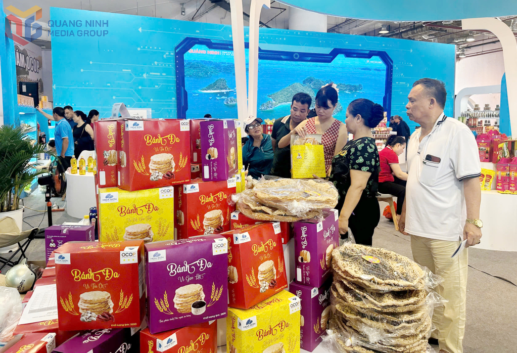 Người dân mua sắm tại gian hàng giới thiệu sản phẩm OCOP.