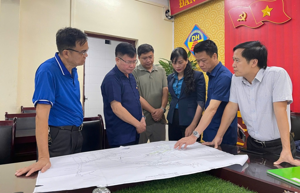 Các lực lựng, phương tiện có mặt tại hiện trường thực hiện công tác cứu hộ, cứu nạn.