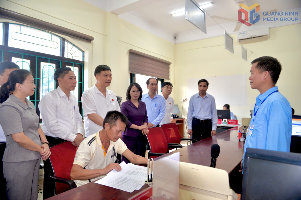 Đồng chí Vũ Hồng Thanh, Ủy viên Trung ương Đảng, Phó Chủ tịch Quốc hội và Đoàn công tác của Ủy ban Thường vụ Quốc hội kiểm tra hoạt động tại Trung tâm Hành chính công xã Lục Hồn.