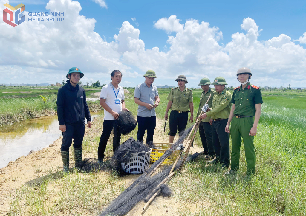 Hạt Kiểm lâm khu vực 1 phối hợp cùng các lực lượng phường Hà An thu giữ, xử lý các dụng cụ săn, bắt, bẫy chim di cư, hoang dã. Ảnh: Thùy Dương (UBND phường Hà An)