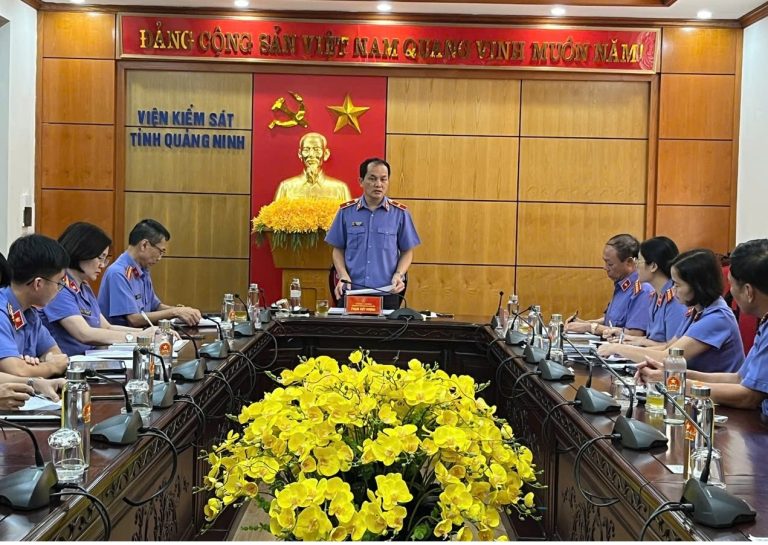 VKSND tỉnh họp Uỷ ban Kiểm sát mở rộng để thảo luận, xác định các vụ việc đủ điều kiện khởi kiện vụ án dân sự công ích. Ảnh: VKSND tỉnh