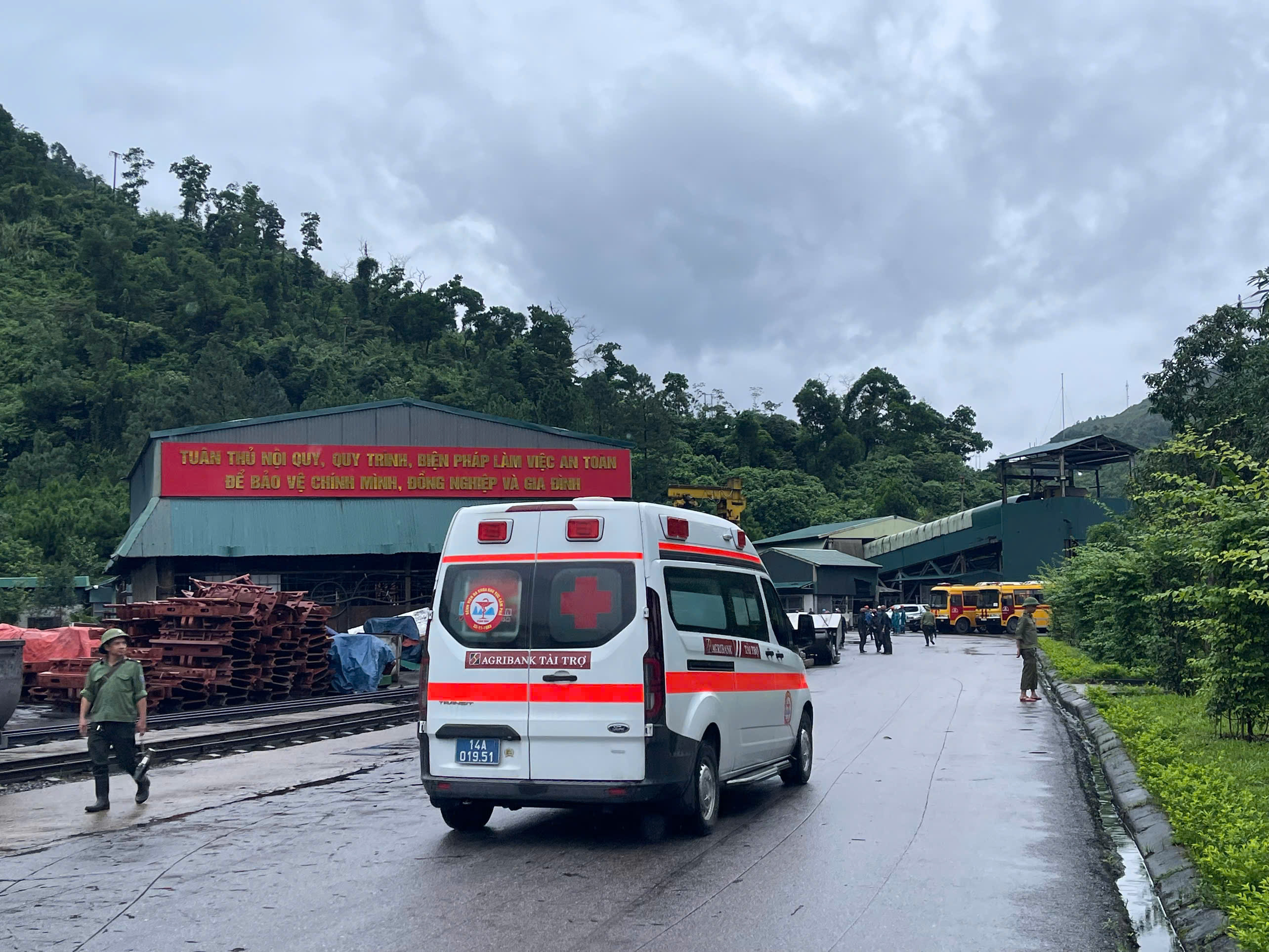 Xe cấp cứu có mặt tại hiện trường đưa người bị tai nạn đi cấp cứu.