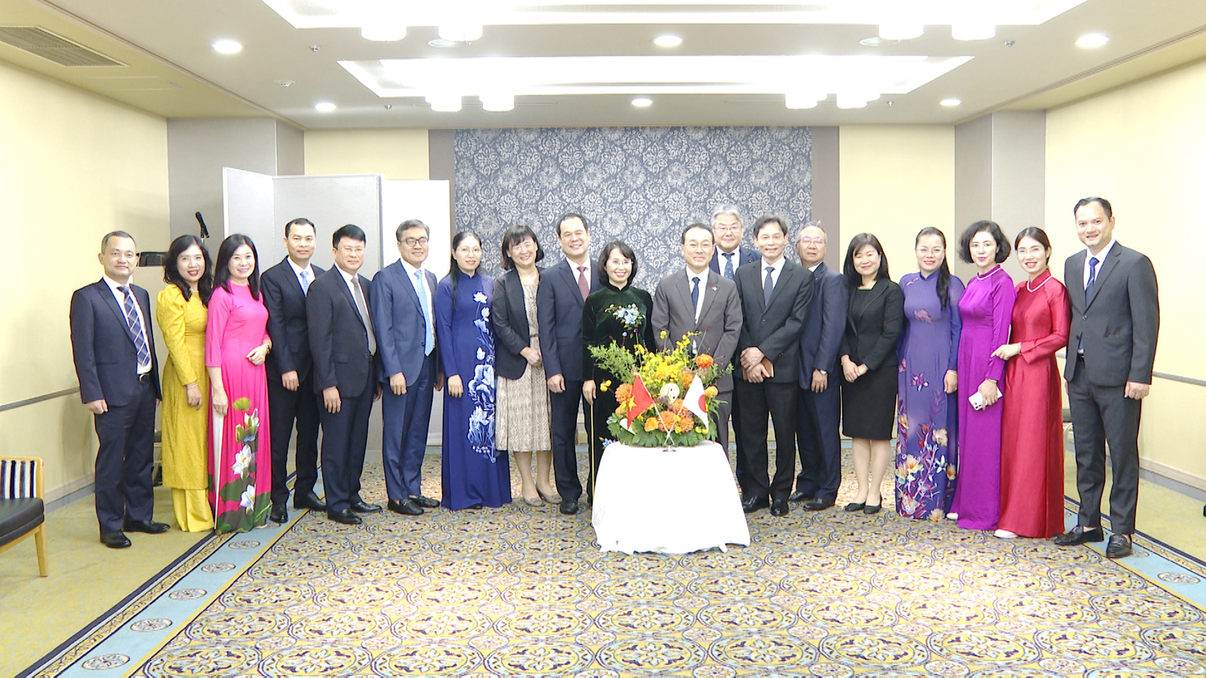 Đoàn Đại biểu Tỉnh Quảng Ninh chụp ảnh lưu niệm cùng lãnh đạo Chính quyền Tỉnh Hokkaido, Nhật Bản