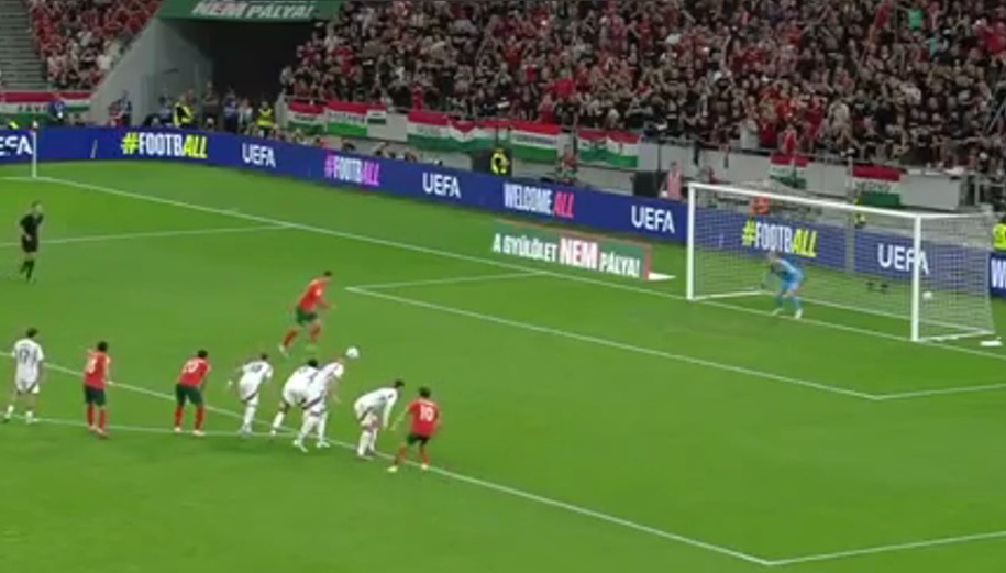 Ronaldo ghi bàn trên chấm phạt đền - Ảnh: REUTERS