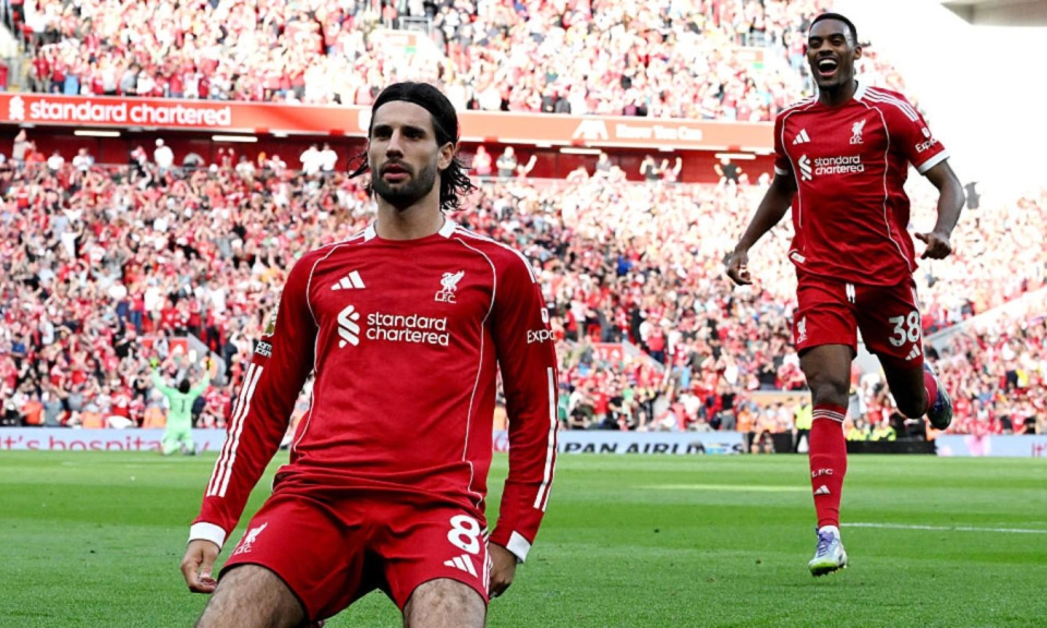 Siêu phẩm đá phạt của Szoboszlai giúp Liverpool đánh bại Arsenal
