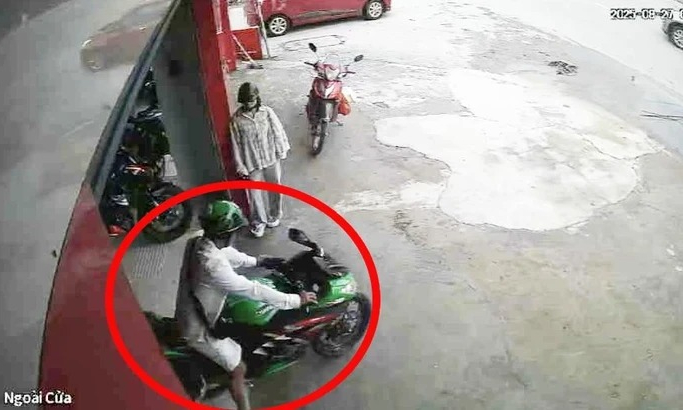 Tạm giữ người cuỗm xe phân khối lớn, để 'người yêu' ở lại cửa hàng