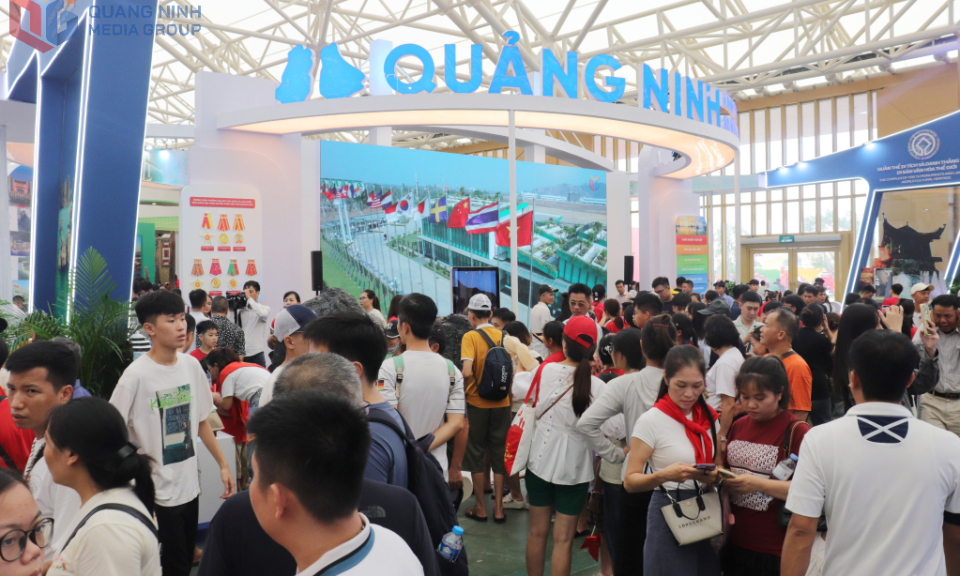 Khách tham quan ấn tượng với gian trưng bày của Quảng Ninh tại Triển lãm thành tựu đất nước