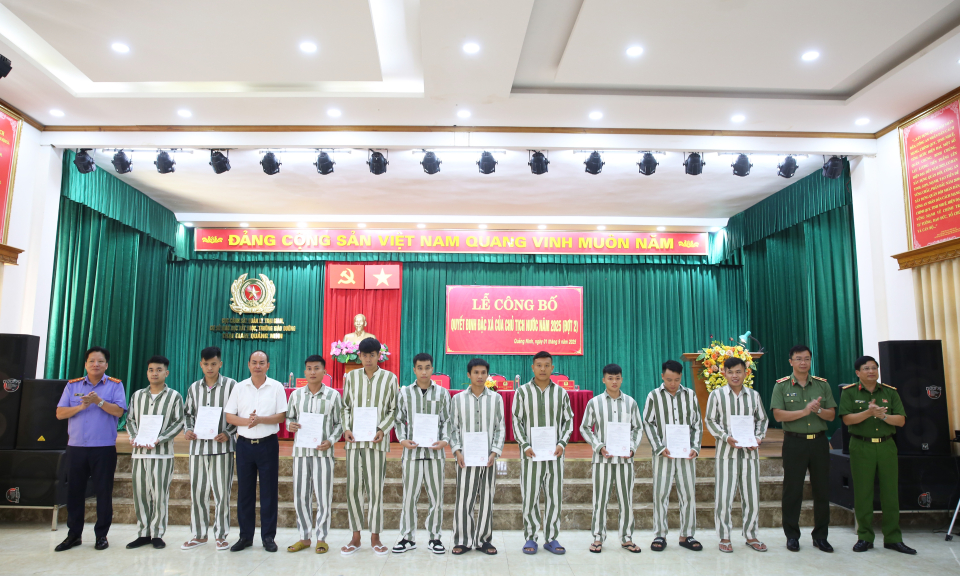 Niềm vui ngày đặc xá của 149 phạm nhân tại Trại giam Quảng Ninh 
