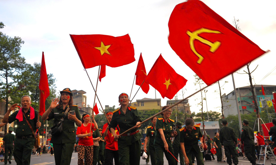 Trời đổ mưa trước lễ diễu binh, không khí yêu nước, hào hùng vẫn sục sôi ở khắp Hà Nội