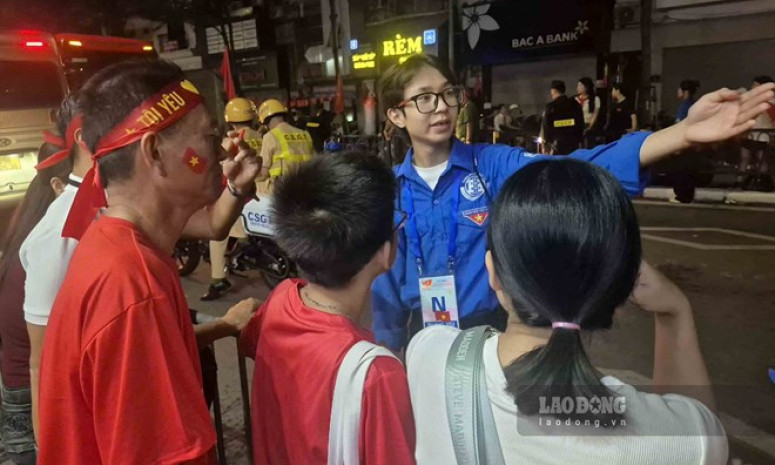 Sinh viên tình nguyện xuyên đêm phục vụ đại lễ A80