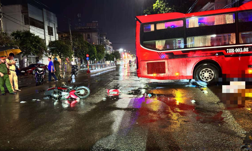 Xe máy va chạm với ôtô khách lúc trời mưa, 1 người tử vong