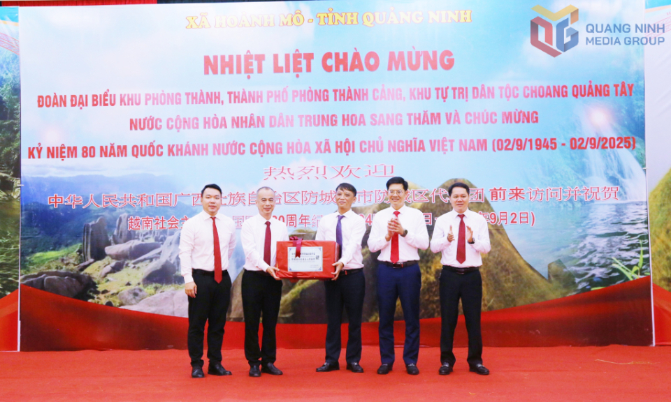 Đoàn đại biểu khu Phòng Thành (Trung Quốc) chúc mừng xã Hoành Mô nhân dịp Quốc khánh 2/9