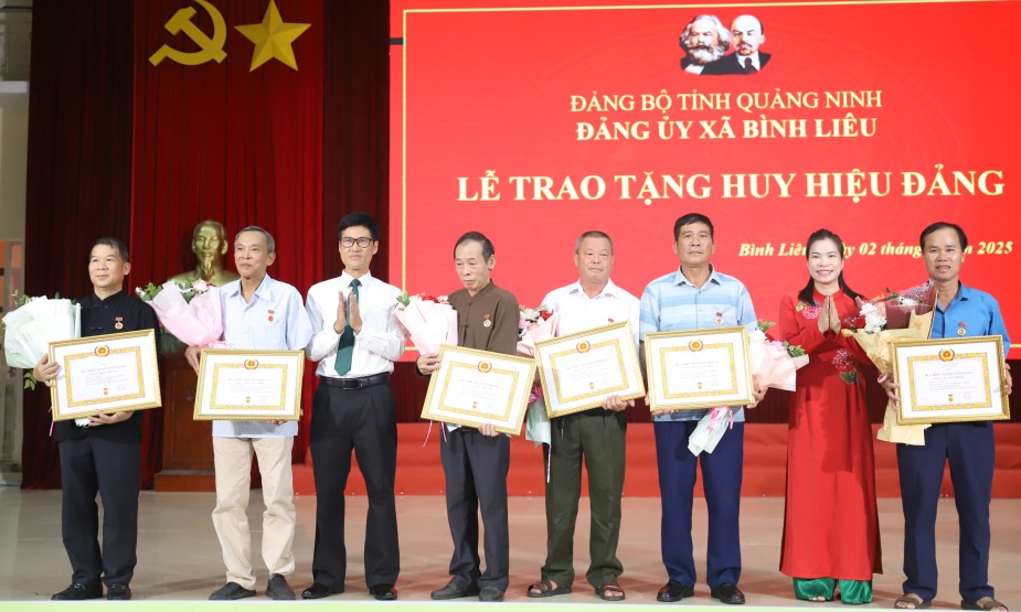 Xã Bình Liêu tổ chức lễ trao Huy hiệu Đảng đợt 2/9
