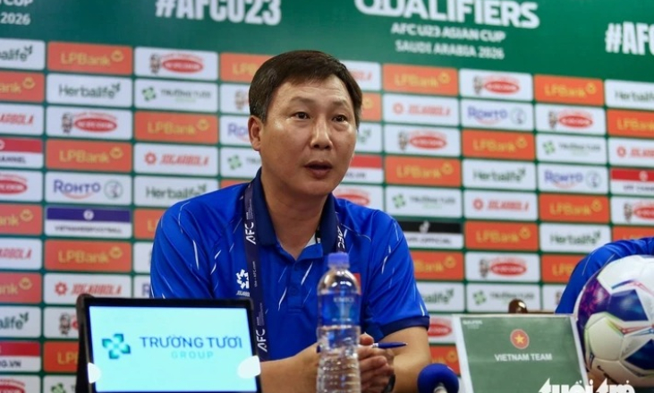 HLV Kim Sang Sik nói lý do gạch tên cầu thủ Việt kiều Trần Thành Trung