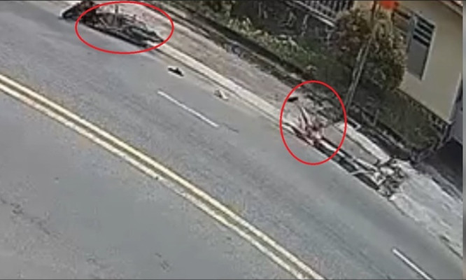 Hai cha con đi xe máy lọt xuống cống ở TP.HCM