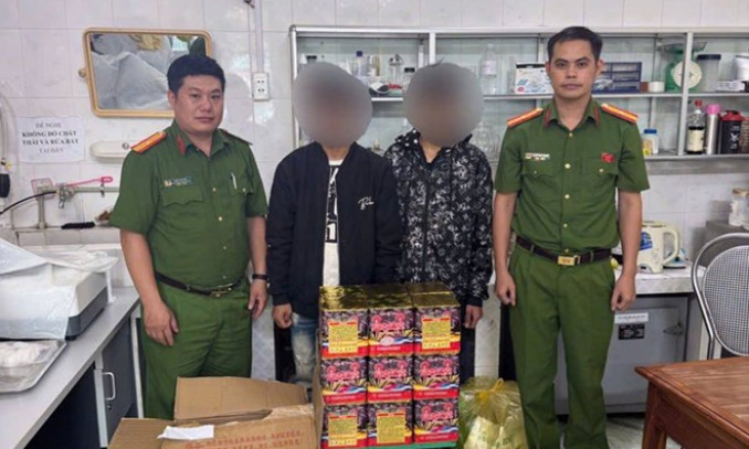 Phát hiện 2 đối tượng đi xe máy không biển số mang theo 23kg pháo nổ