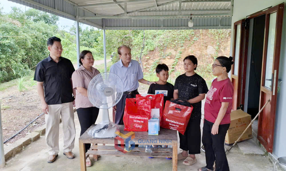 Nâng bước học sinh có hoàn cảnh khó khăn tới trường