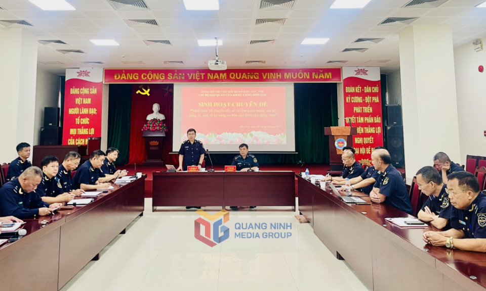 Chi bộ Hải quan cửa khẩu cảng Hòn Gai sinh hoạt chuyên đề về công tác chuyển đổi số