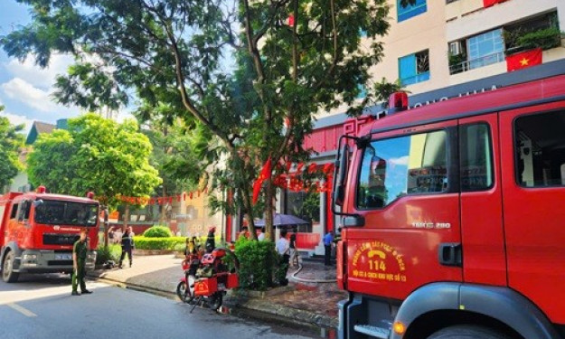 Cháy lớn tại nhà hàng trong khu đô thị Trung Hoà, 4 xe cứu hỏa được điều động