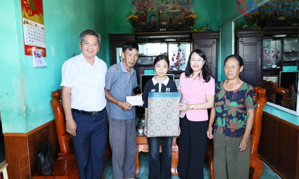 Ban Tuyên giáo và Dân vận Tỉnh ủy thăm, trao quà đỡ đầu cho học sinh có hoàn cảnh khó khăn tại xã Đầm Hà