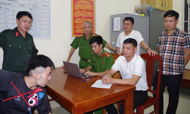 Bắt giữ đối tượng đâm bạn bị thương rồi dùng dao bầu cố thủ trong nhà ở Ninh Bình