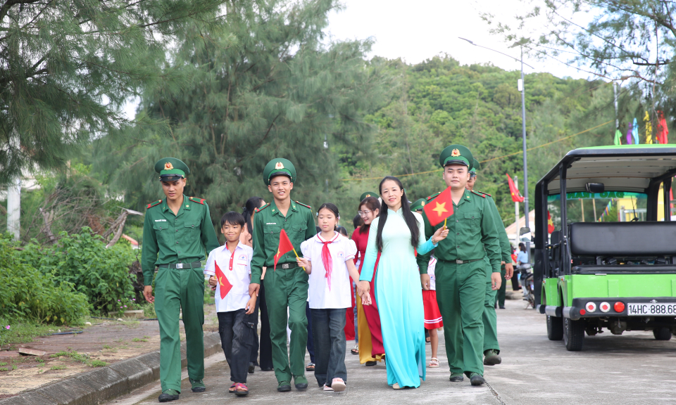 Ấm áp lễ khai giảng nơi đảo tiền tiêu 