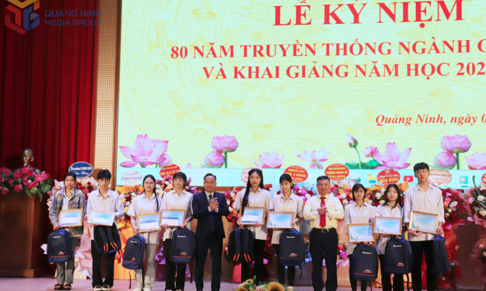  Trao tặng học bổng “Ươm mầm cho những ước mơ” 