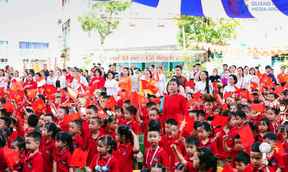 Khoảnh khắc đẹp trong ngày khai trường của học sinh Quảng Ninh  