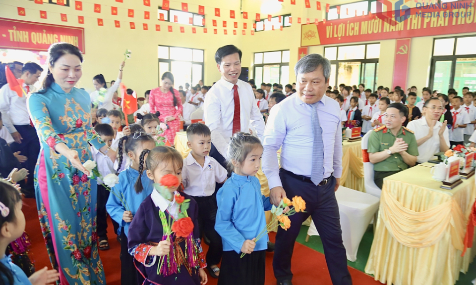 A special opening ceremony for over 365,000 students in Quang Ninh