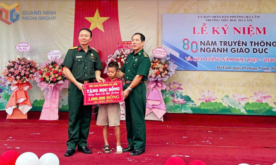 Hội CCB phường Hà Lầm trao học bổng cho học sinh khó khăn nhân dịp năm học mới
