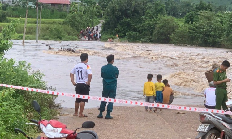 Gia Lai: Mưa lũ khiến làng Mơ Nang 2 bị chia cắt lần thứ hai trong tuần