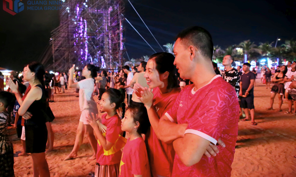 Brilliant fireworks light up the heritage bay