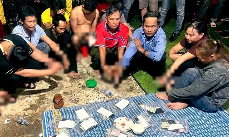 Lợi dụng đám tang mở sới bạc, 14 con bạc bị 'hốt' trong đêm