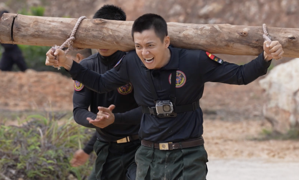 Chiến sĩ quả cảm với màn chào sân 'chấn động tam giới'