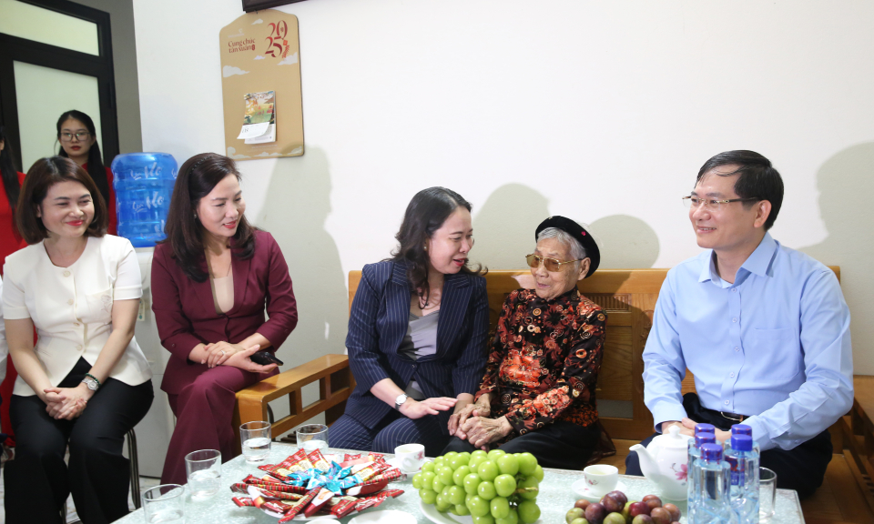 Phó Chủ tịch nước Võ Thị Ánh Xuân thăm, tặng quà gia đình chính sách tại Quảng Ninh