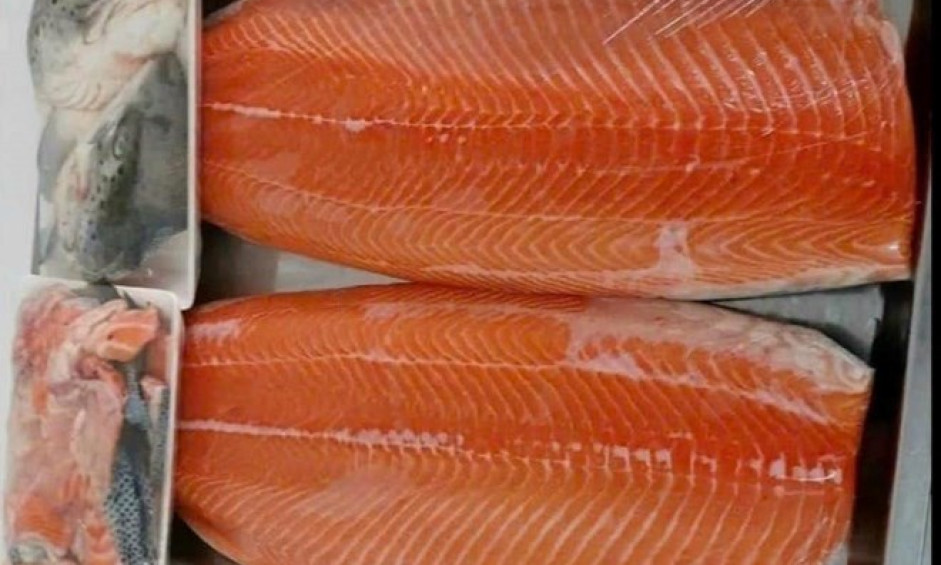 Mách bạn cách rã đông cá hồi nhanh, giữ được độ tươi ngon