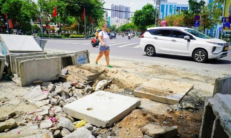 Người đi đường trượt ngã, xử phạt nhà thầu thi công 'ẩu' ở Nha Trang
