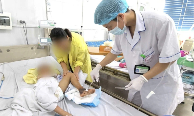 Đắp thuốc nam chữa vết mèo cắn, bé trai 4 tuổi nguy kịch