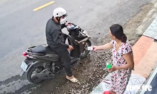 Giả vờ mua đồ tại tiệm tạp hóa rồi cướp giật dây chuyền của nữ chủ tiệm