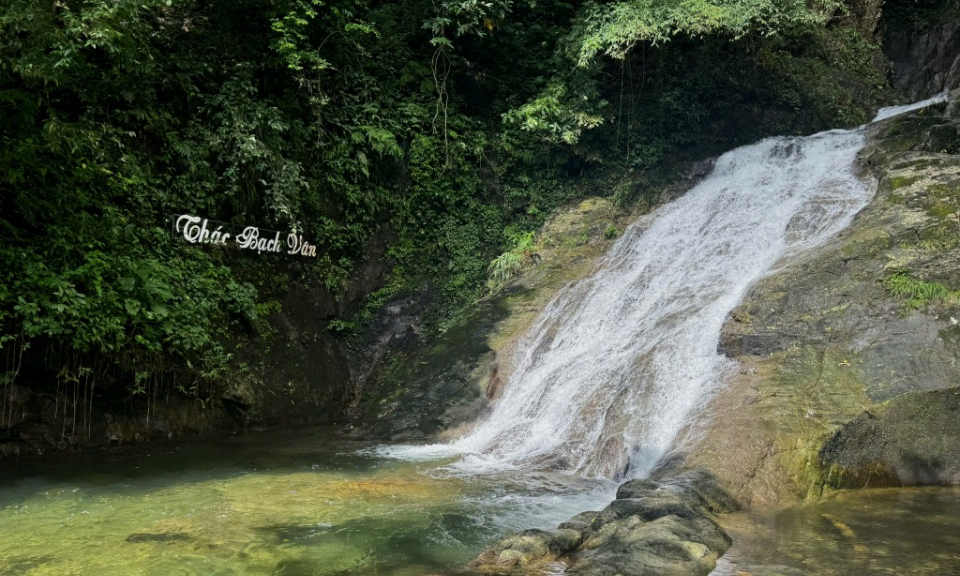 Thu về trên thác Bạch Vân