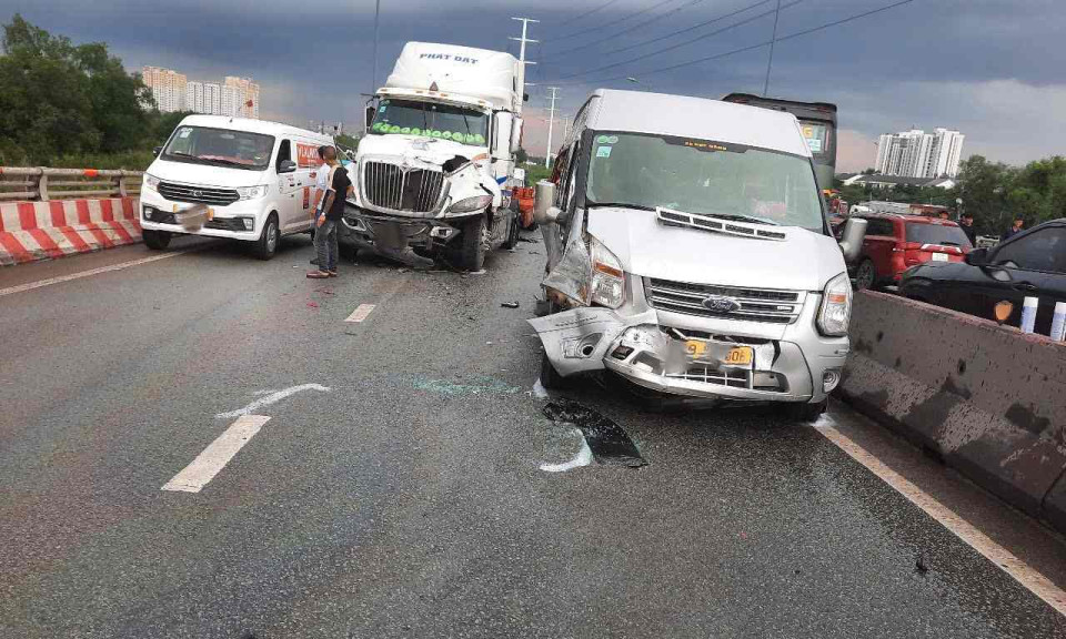 Tai nạn liên hoàn trên cầu Phú Hữu ở TPHCM, giao thông ùn ứ
